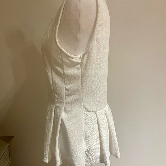 White Sleeveless Lightweight Peplum Top With Textured Fabric - Women’s  Large - Picture 2 of 8